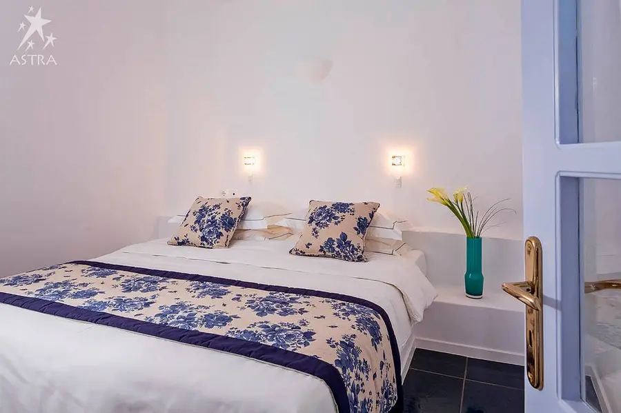 astra-suites-imerovigli-santorini — pool