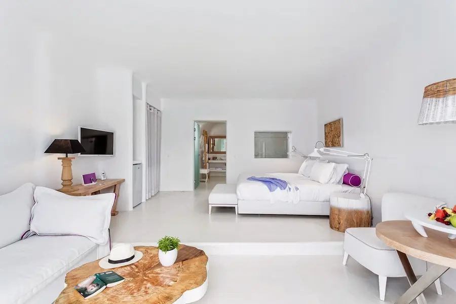 charisma-suites-oia-santorini — pool