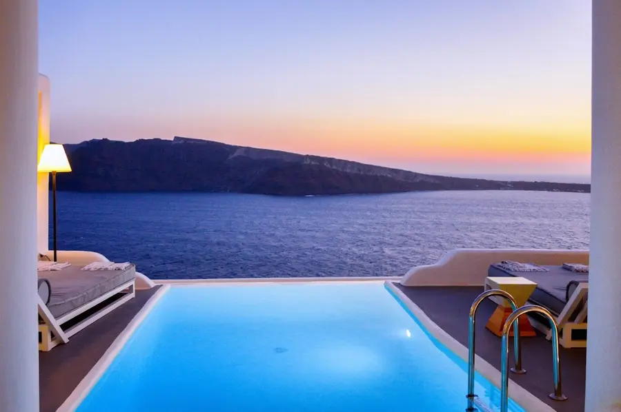 charisma-suites-oia-santorini — room