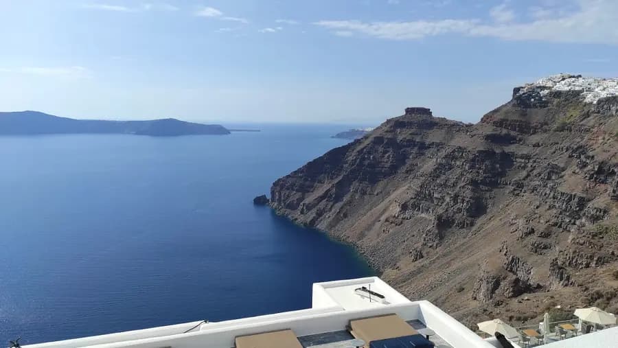 homeric-poems-santorini — room