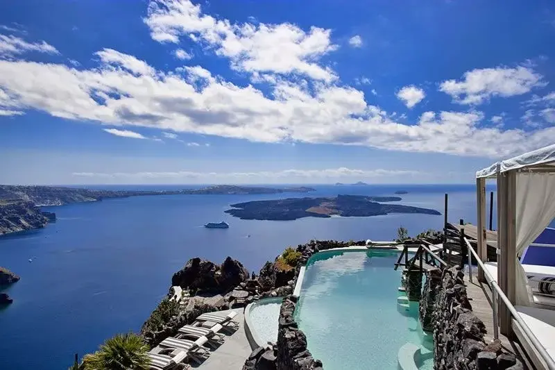 honeymoon-petra-villas-santorini — room