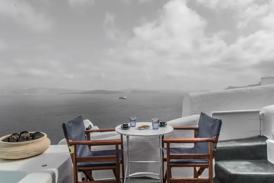 lava-caves-santorini — dining