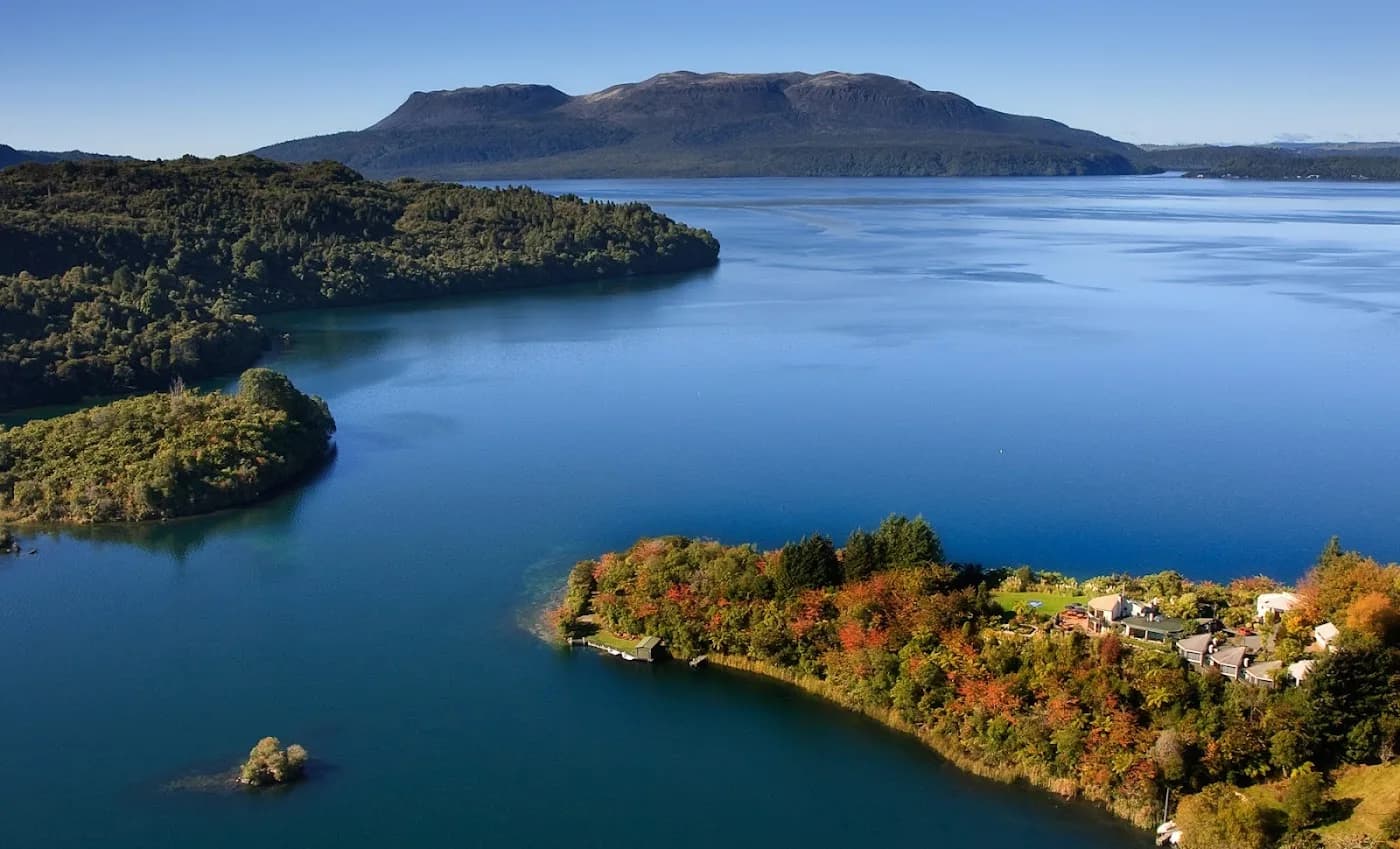 solitaire-lodge-lake-tarawera-new-zealand — hero